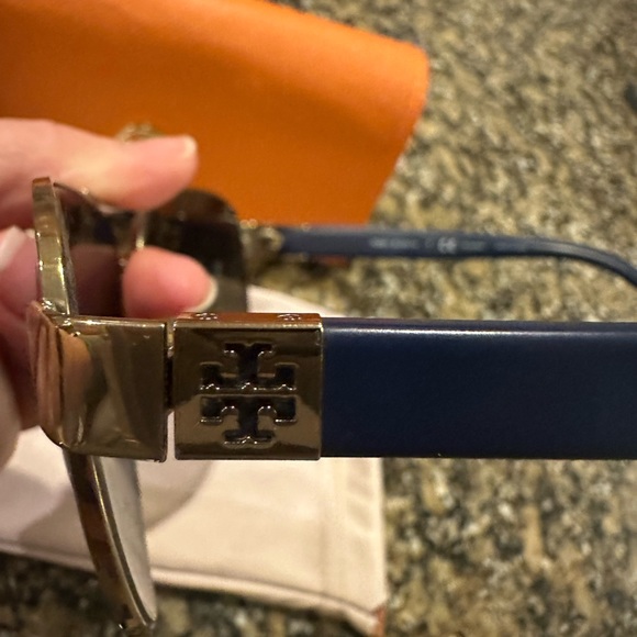 ❤️SOLD❤️Tory Burch Aviator Sunglasses - Picture 5 of 5